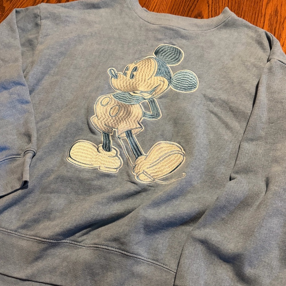 Disney Mickey‎ Mouse women’s crewneck sweatshirt size large embroidered logo